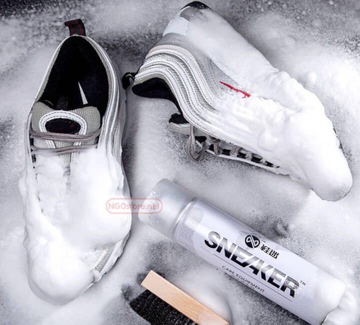 chai xịt bọt tuyết vệ sinh giày sneaker