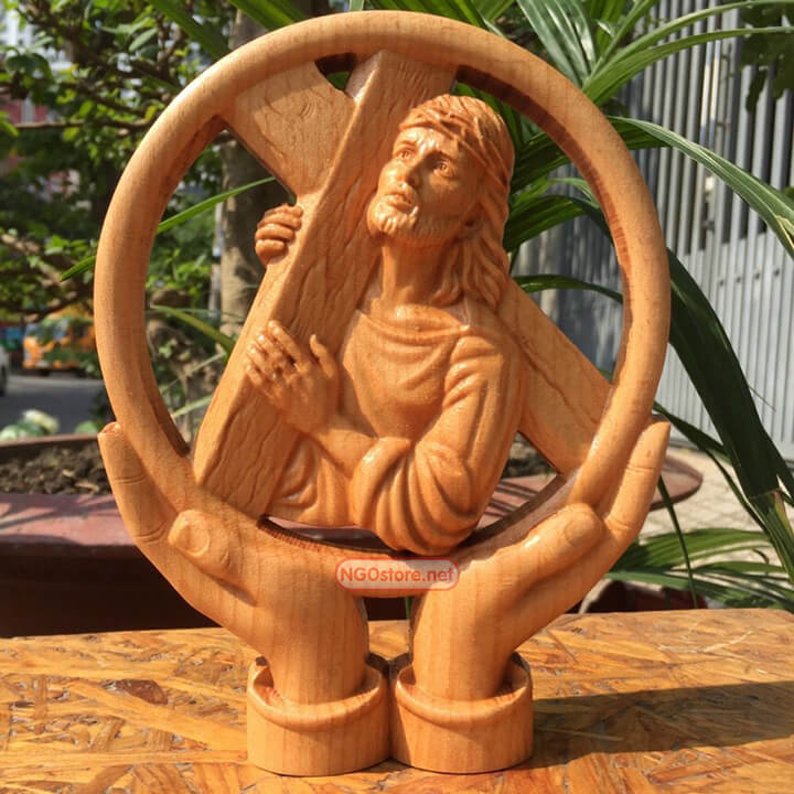 tượng gỗ chúa giêsu vác cây thánh giá để bàn